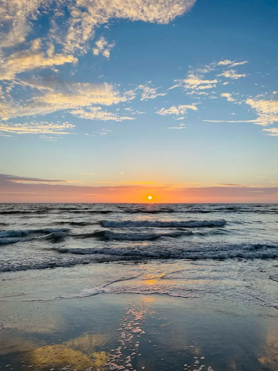 Our UK guests flew from Windhoek to Sossusvlei and then Swakopmund, where they admired seal colonies from the air, explored salt pans, spotted flamingos, and enjoyed scenic pier walks and great restaurants